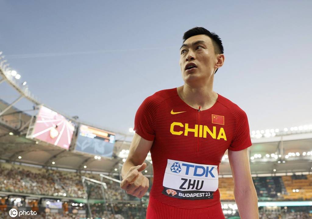 杨若晴怔了下，随即对左迎春投去一个鄙视的白眼。